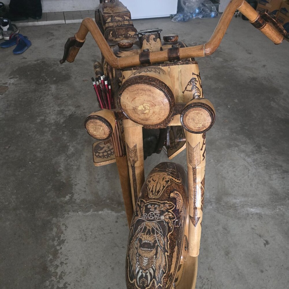Life-size handcarved Indian Motorycle - Picture 2 of 8